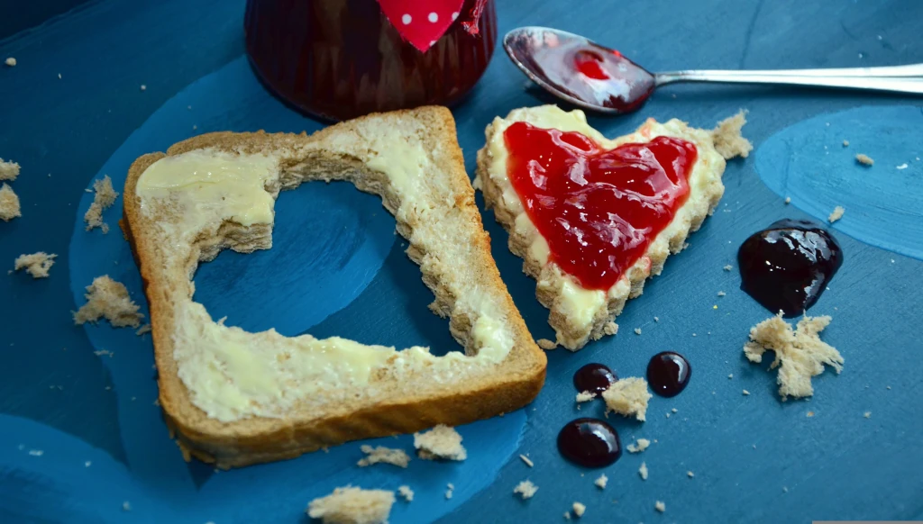 Colazione con toast e marmellata
