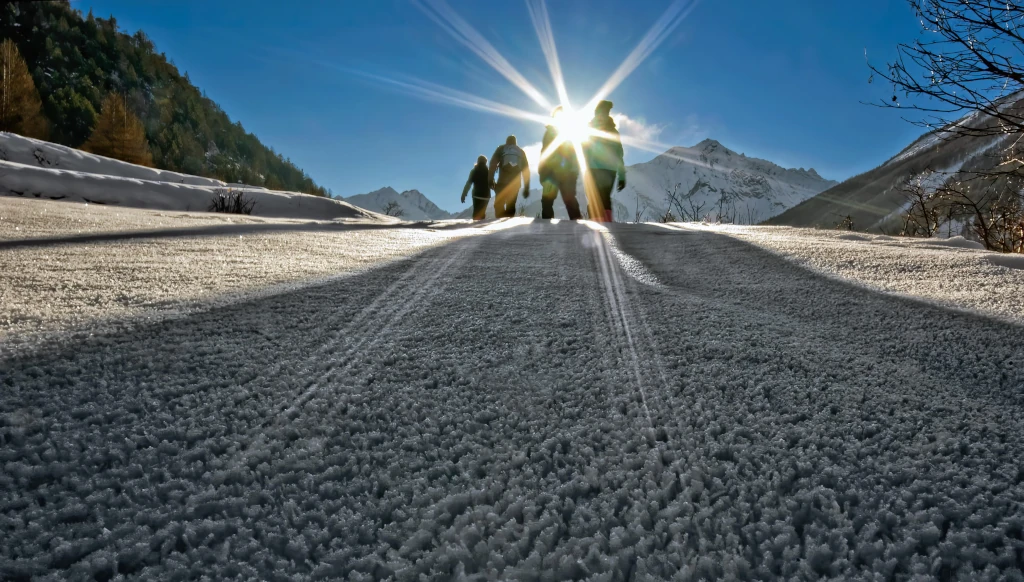 Persone che ccamminano sulla neve