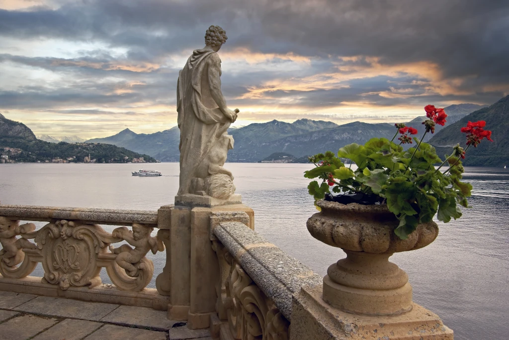 Terrazza su un lago